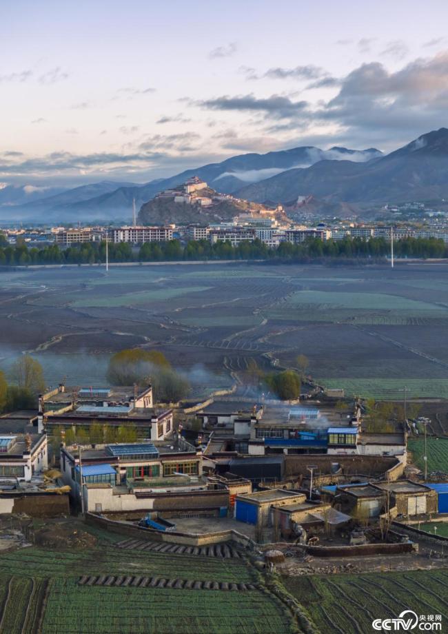 西藏日喀則：晨曦灑向江孜宗山古堡