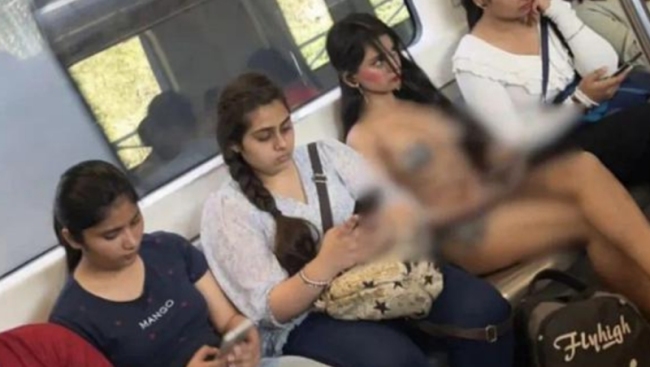 印度19岁女子穿比基尼乘坐地铁引热议：我不在乎别人怎么说