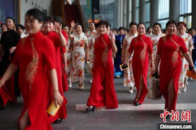 旗袍爱好者齐聚南京参与“千人旗袍巡游”。　泱波 摄