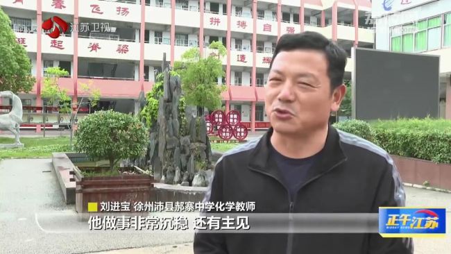 乡亲们看朱杨柱上太空 大家都在为中国航天喝彩