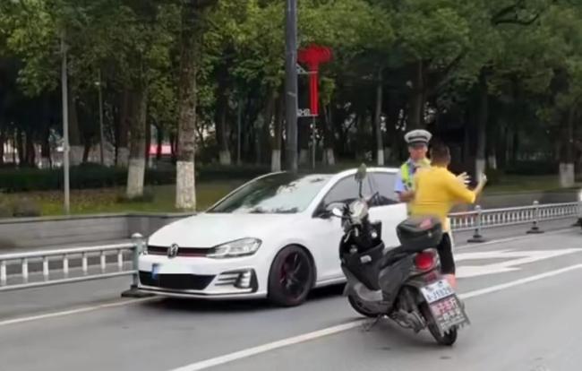 男子殴打交警被制服，涉嫌寻衅滋事和妨害公务