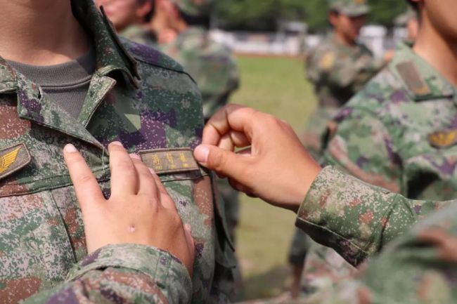地表最强！5000多名新兵授衔大场面 同时授予姓名牌