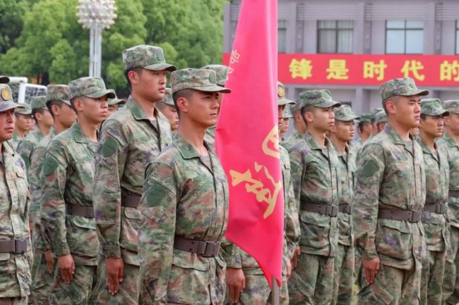 地表最强！5000多名新兵授衔大场面 同时授予姓名牌