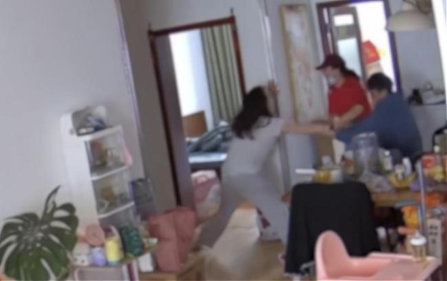 陌生人闯民宅骂女主人是小三，还要强行拖走
