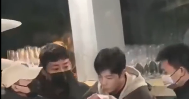 肖战一口吃三个车厘子，吃相看呆经纪人