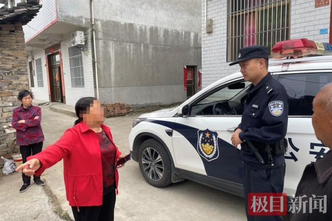 民警正在开展现场走访.png