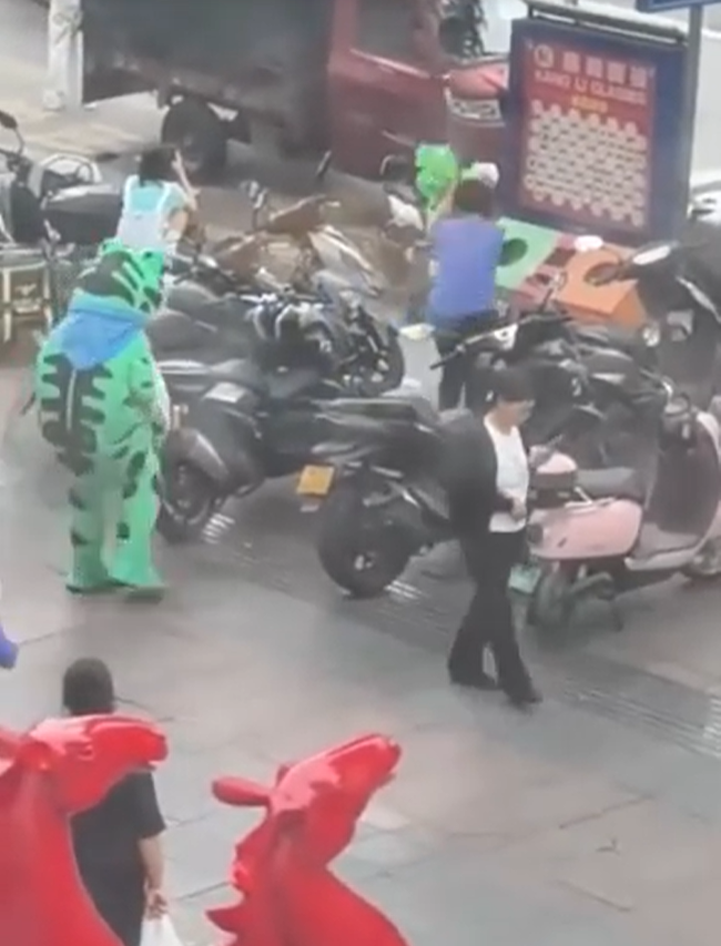 青蛙人偶售卖玩具被砸烂，心生百味后还该留下什么？