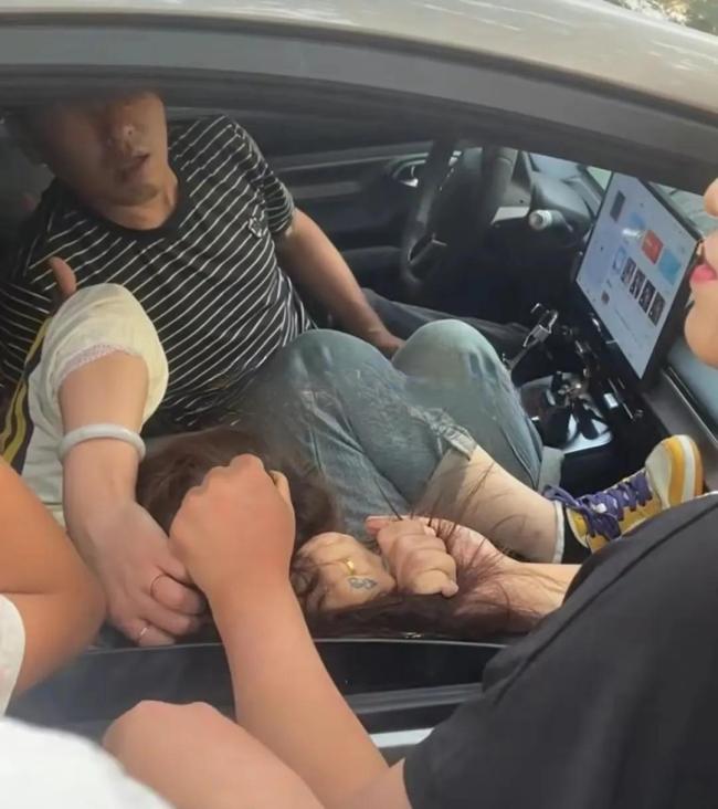 丈夫维护小三拖行原配引围观 儿女在后面边哭边追
