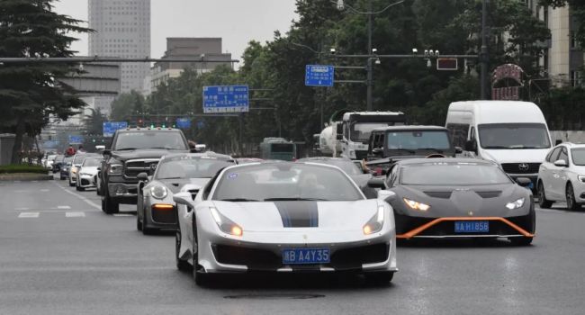 “5亿”车队全郑州巡游：经典老爷车 炫酷超跑亮相街头
