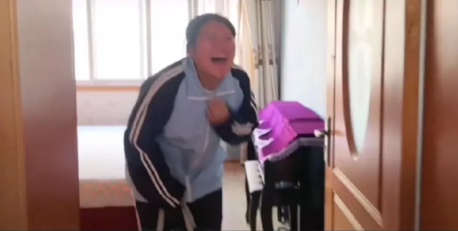 父母买钢琴女儿喜极而泣