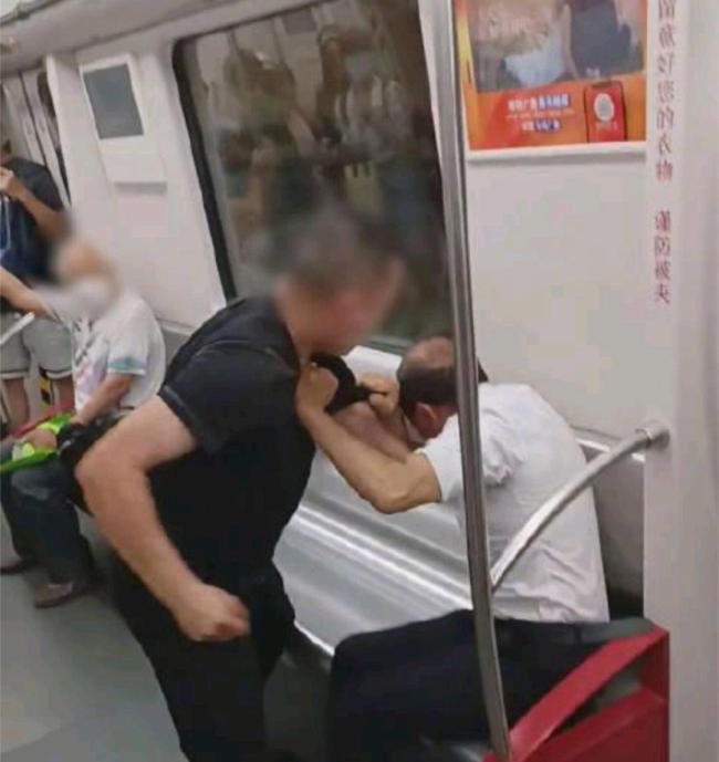 一大叔与老人抢地铁座位被陌生小伙暴揍,事发后都被地铁人员带走