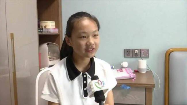 女生教科书式救卡喉弟弟 姐姐自豪地说：“幸好姐姐会急救”