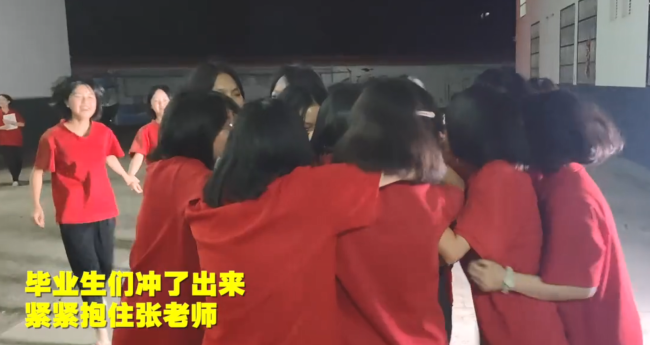女孩们冲出抱住张桂梅 即将分别的泪水再也忍不住了
