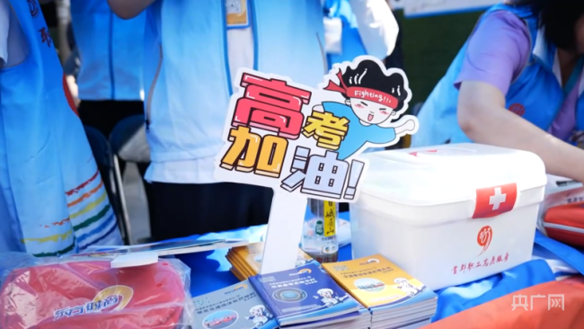 考生们走出考场的那些瞬间！第一个飞奔出来的都说了啥