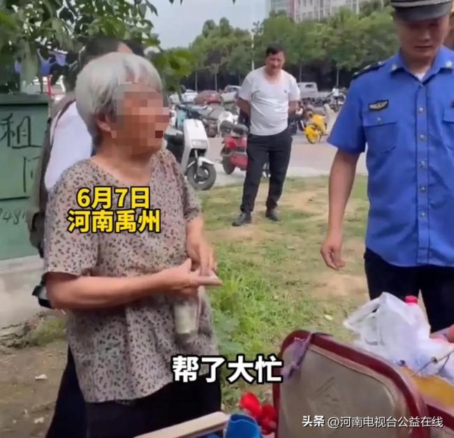 河南禹州，大娘考点外摆摊，城管“包圆”送家长：这桃我们都要了！