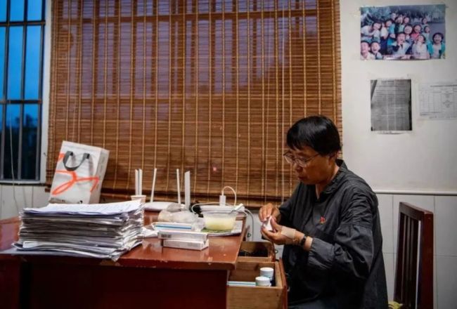 张桂梅为考生们驱赶蚊虫 她13年送考 13年告别 也叮嘱了13年