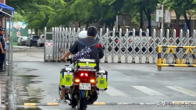 广东一高考考生迟到着急进场跑掉拖鞋 警察叔叔暖心送回