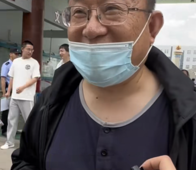 赤峰50岁大叔高考结束 原本以为是考生的家长原来他们真的是考生