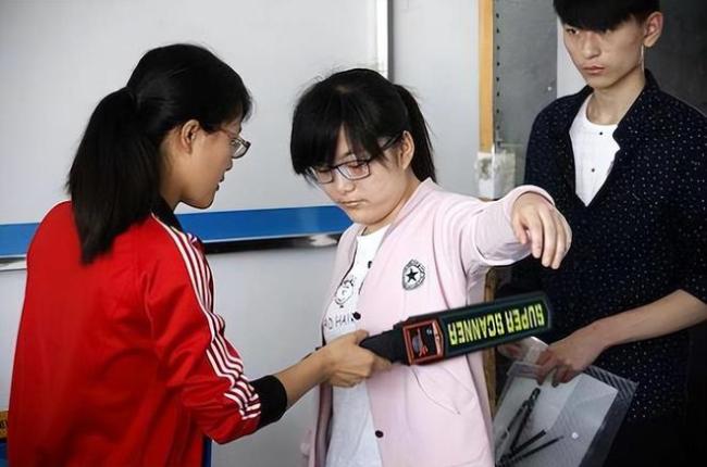 “一枝独秀不是春”！董宇辉押中高考作文题目