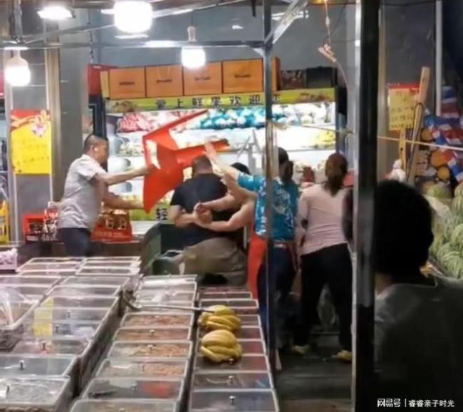 湖南湘潭水果店买家和卖家争执，双方各自电话叫人聚众互殴