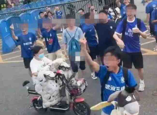 体育局回应中超球迷冲突！武汉三镇球迷围堵打砸泰山球迷大巴