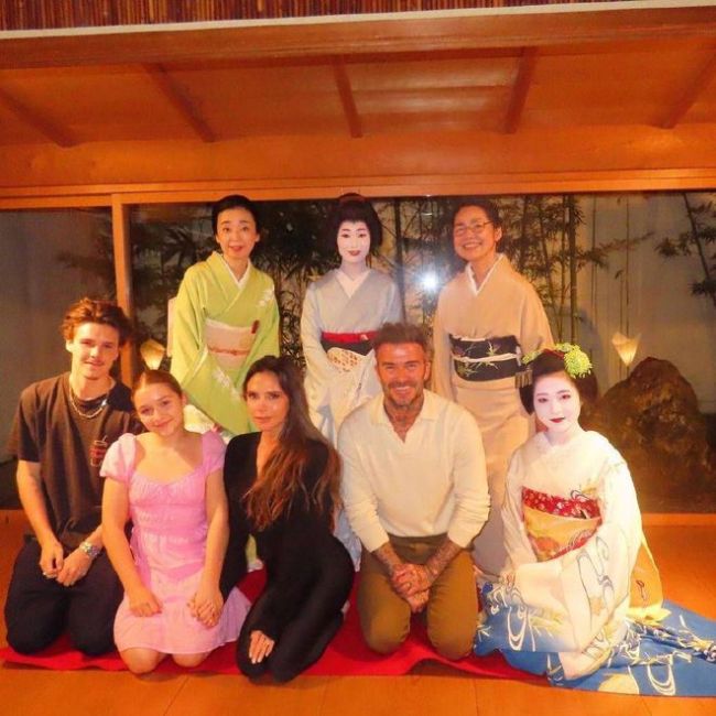 贝克汉姆陪家人游日本 与艺伎跪着合影超随和