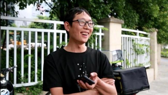 跳桥救人的外卖员找到了：从桥面一跃而下