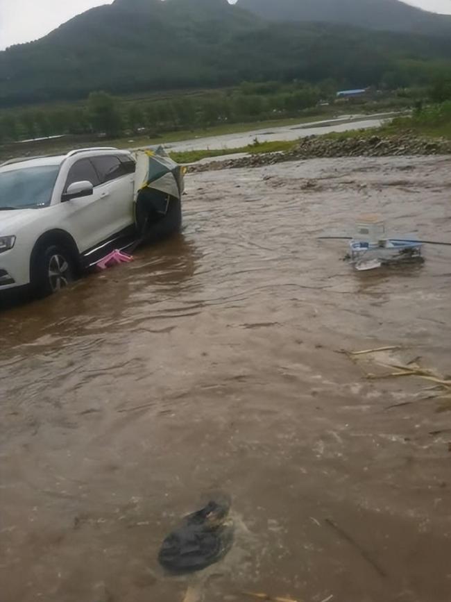 女子露营遇洪水仅救出孩子，所有东西都被淹没了