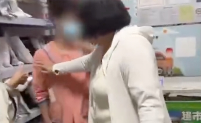 男扮女装到澡堂偷拍被拘
