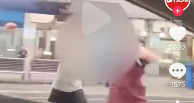男子砍伤女子被警方控制