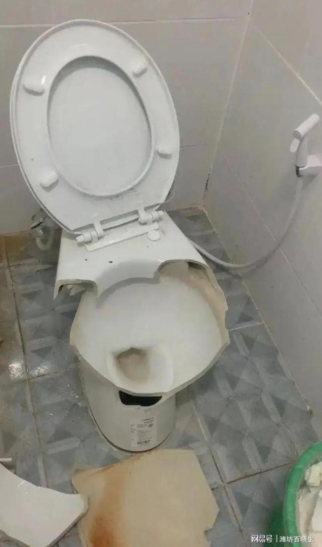 上厕所时不要蹲在马桶上 小心屁股被炸开花