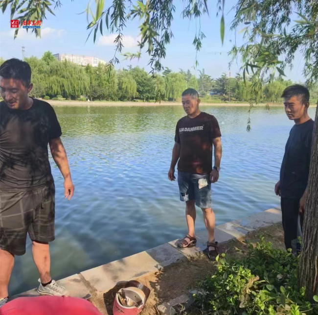 女子落水4男子合力救助 拉上岸后又现场进行急救，最终使她脱险