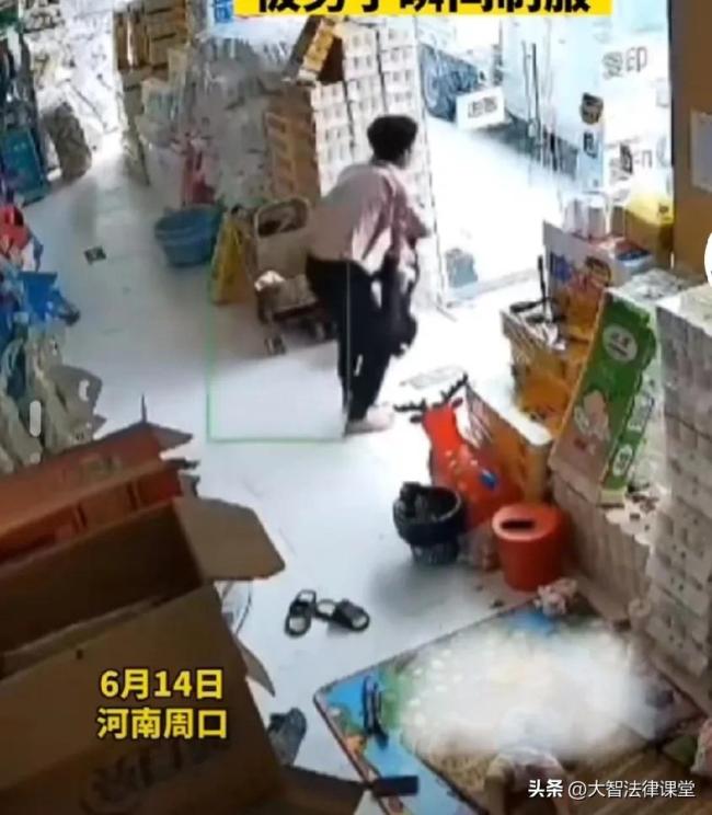 恶犬进入店内咬人被制服 事情引起网友们不同的意见