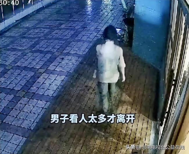 男子夜晚跟踪女子欲强抱，紧急躲进宠物店，众人帮助解围