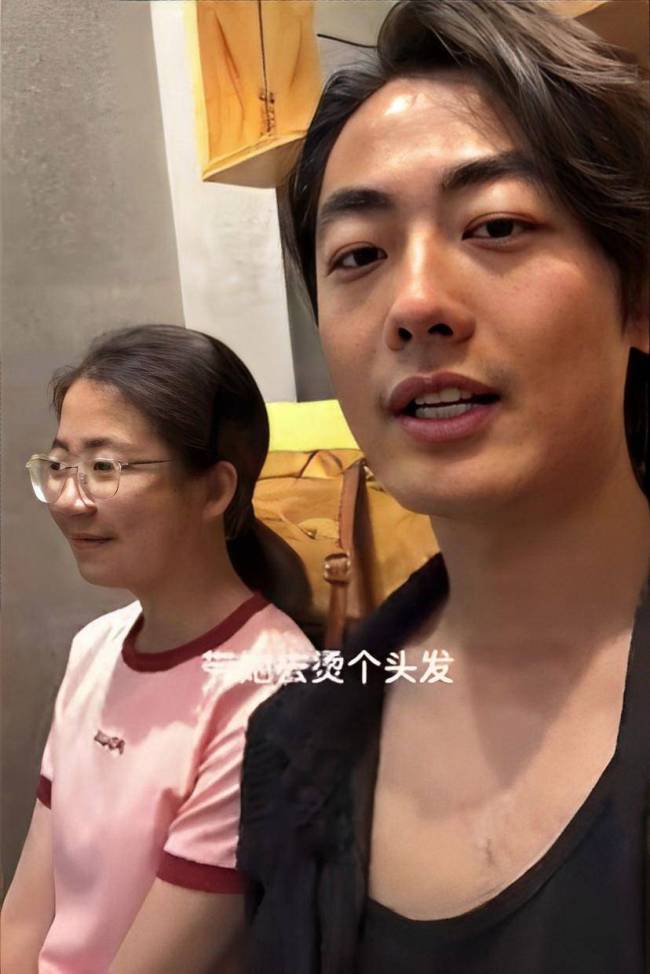 高考后男子带妹妹去烫发 像换了个人直接老十岁