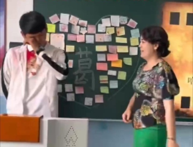 支教老师告别前含泪鞠躬，孩子们都哭了 　网友：孩子们一定特别爱他！