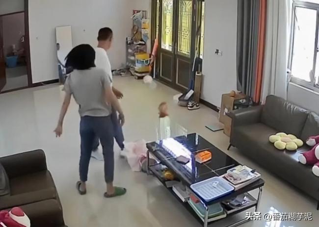 前夫求复合女子情绪激动委屈大哭