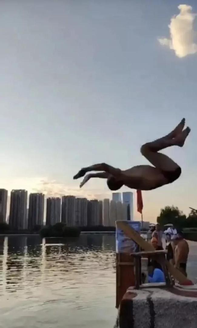看着都疼！男子跳水失误头撞石墩 现场女子吓得大声尖叫