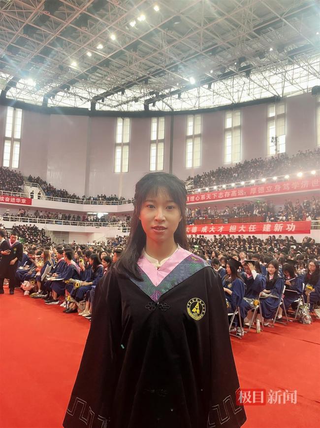 女生毕业当天给母校捐款10万，其中4.9万元是她的奖学金