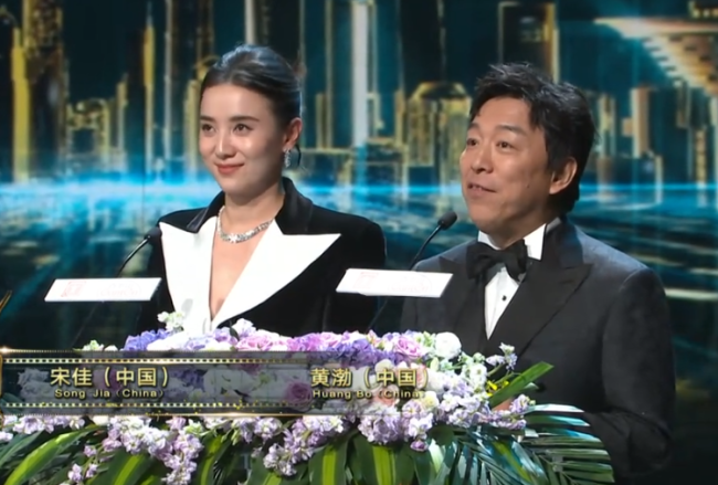 上影节开出“双黄蛋”，胡歌大鹏同台领奖气氛尴尬，证书都拿反了