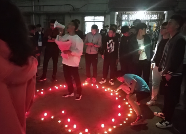 男生表白被拒 当场诋毁对方是“女同”网友：幸好没同意