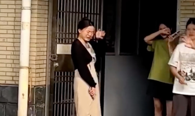 女生在楼下哭着送别舍友