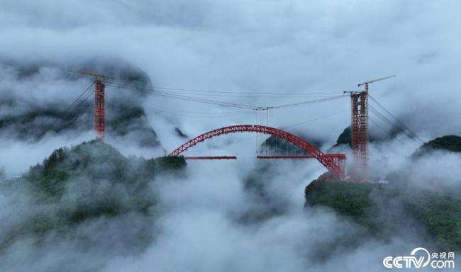 湖北恩施：山间大桥云雾缭绕
