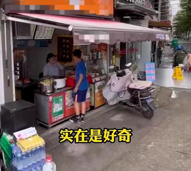 男孩背后被贴不道德纸条被围观，阿姨暖心之举获全网力赞