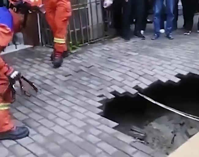 突发！人行道路面塌陷围观老人掉坑中 消防部门将其顺利救出