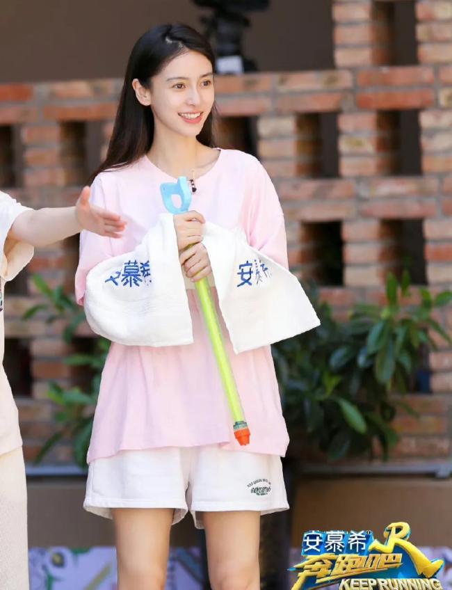 《奔跑吧》全员素颜出镜：周深软萌 杨颖美到不敢认