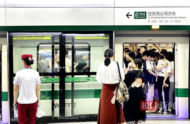 深夜运送演唱会歌迷返程，武汉地铁将连续多日增开临客