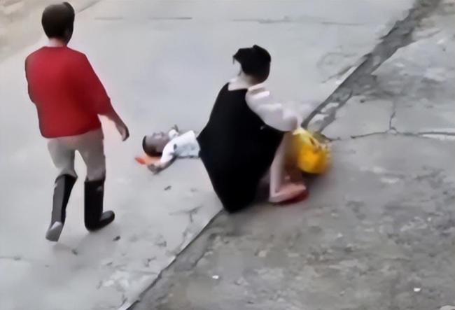 小姑子把1岁侄子推倒 孩子母亲看到监控视频后整夜未眠