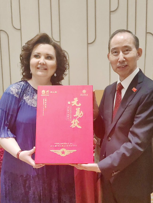 龙宇翔与俄罗斯国宝级指挥家弗拉基米尔费多谢耶夫亲切会见2