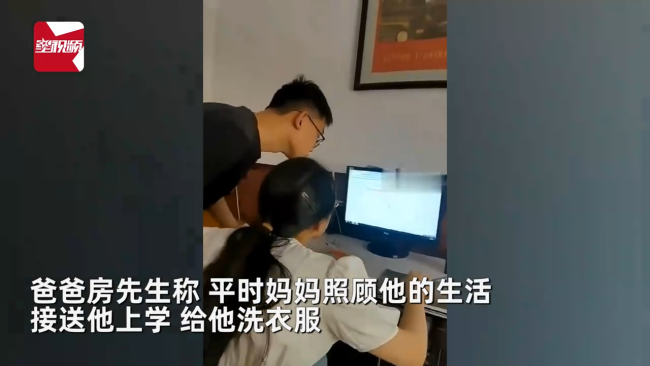男孩考538分向母亲下跪